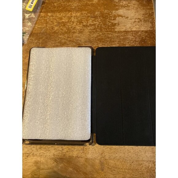 New portfolio style tablet case measure 7 1/2 x 10” black Magnetic - Picture 2 of 5